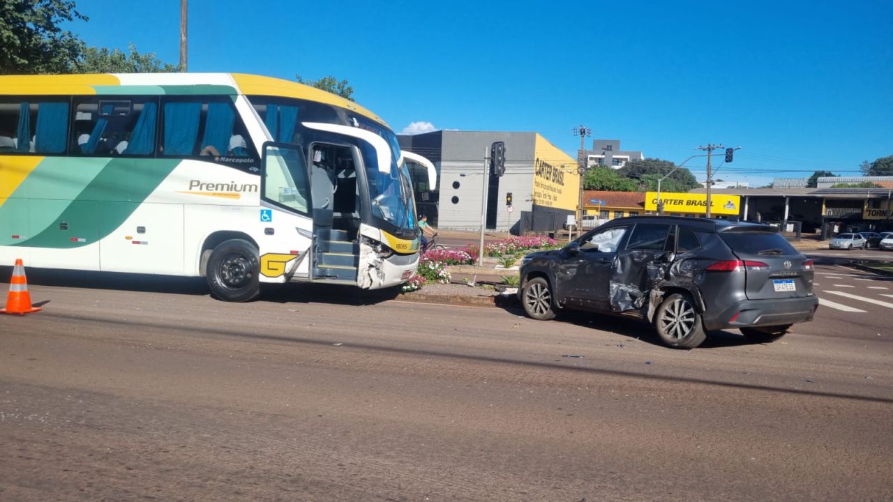 Colisão entre ônibus e carro deixa passageiras feridas na Avenida Tancredo Neves