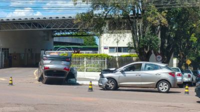 Imagem referente a notícia: Carro capota após forte colisão na Rua Machado de Assis no Centro de Cascavel