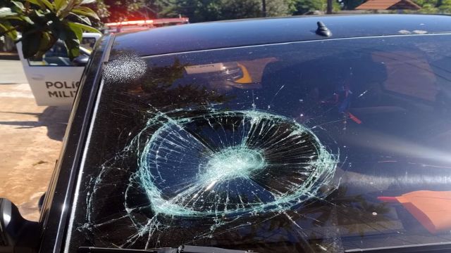 Briga de casal termina com veículo danificado e um detido no Bairro São Cristóvão