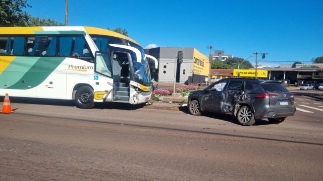 Imagem referente a notícia: Colisão entre ônibus e carro deixa passageiras feridas na Avenida Tancredo Neves