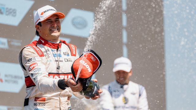 Imagem referente a notícia: Piquet Jr. vence em Cascavel após ultrapassagem decisiva no Bacião