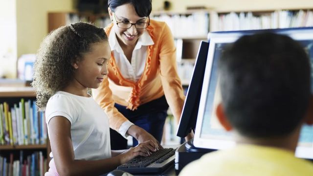 Imagem referente a notícia: Programa vai ajudar professores e alunos a terem uma visão crítica do ambiente digital em Cascavel