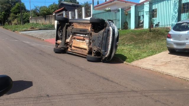 Colisão entre veículos termina com carro tombado e deixa ferido em Cascavel