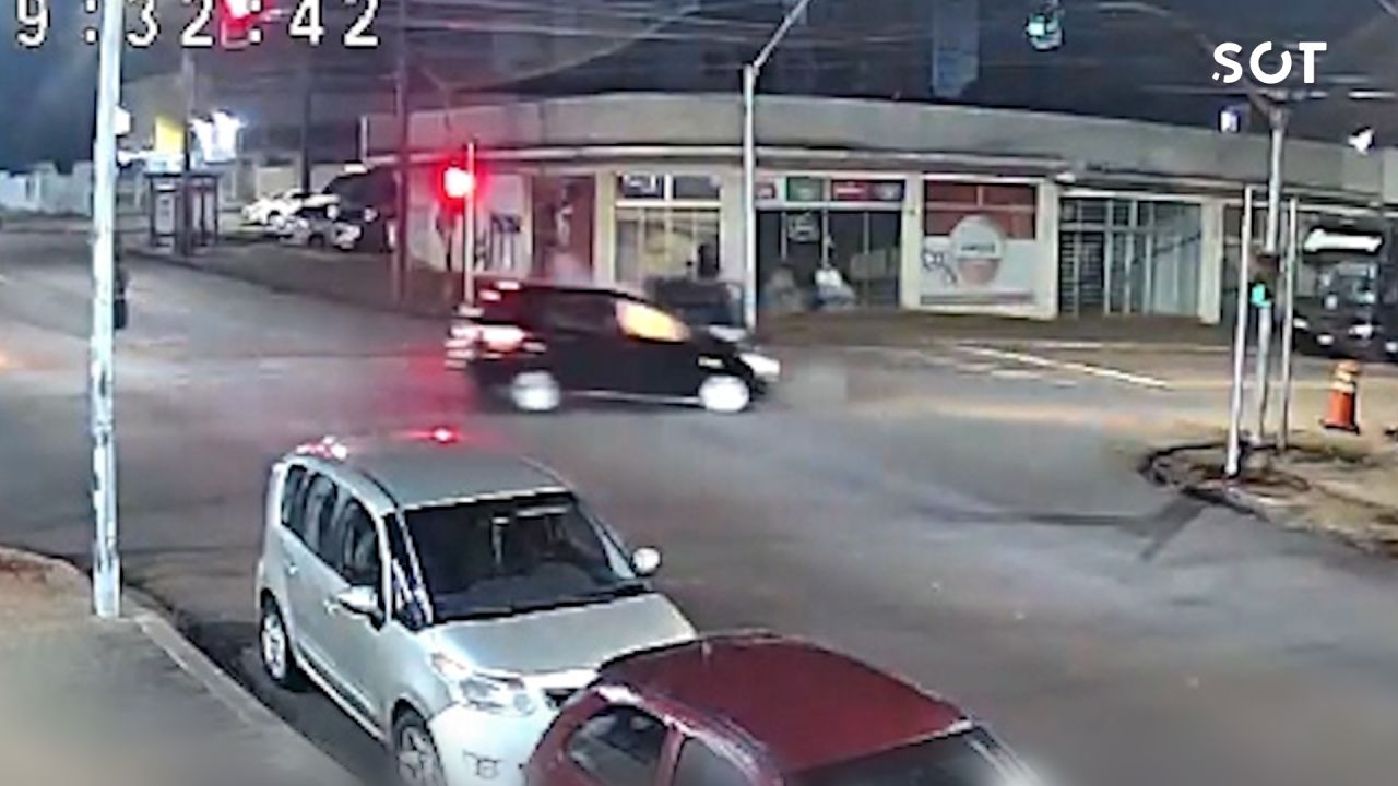 Câmeras flagram colisão entre Peugeot e Prisma na Rua Juscelino Kubitschek, em Cascavel