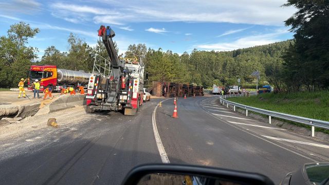 Bitrem tomba na BR-376 em Mauá da Serra e causa interdição total e congestionamento
