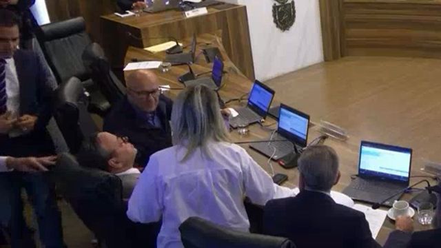 Imagem referente a notícia: Mal súbito interrompe reunião da CCJ na Assembleia do Paraná e mobiliza atendimento médico