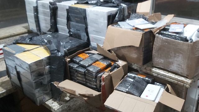 PRF apreende 500 celulares e arma com numeração raspada na BR-277 no oeste do Paraná