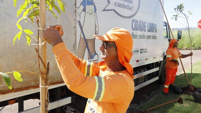 Imagem referente a notícia: Prefeitura lança "Cascavel Mais Verde" e inicia ação com plantio de mil mudas na cidade