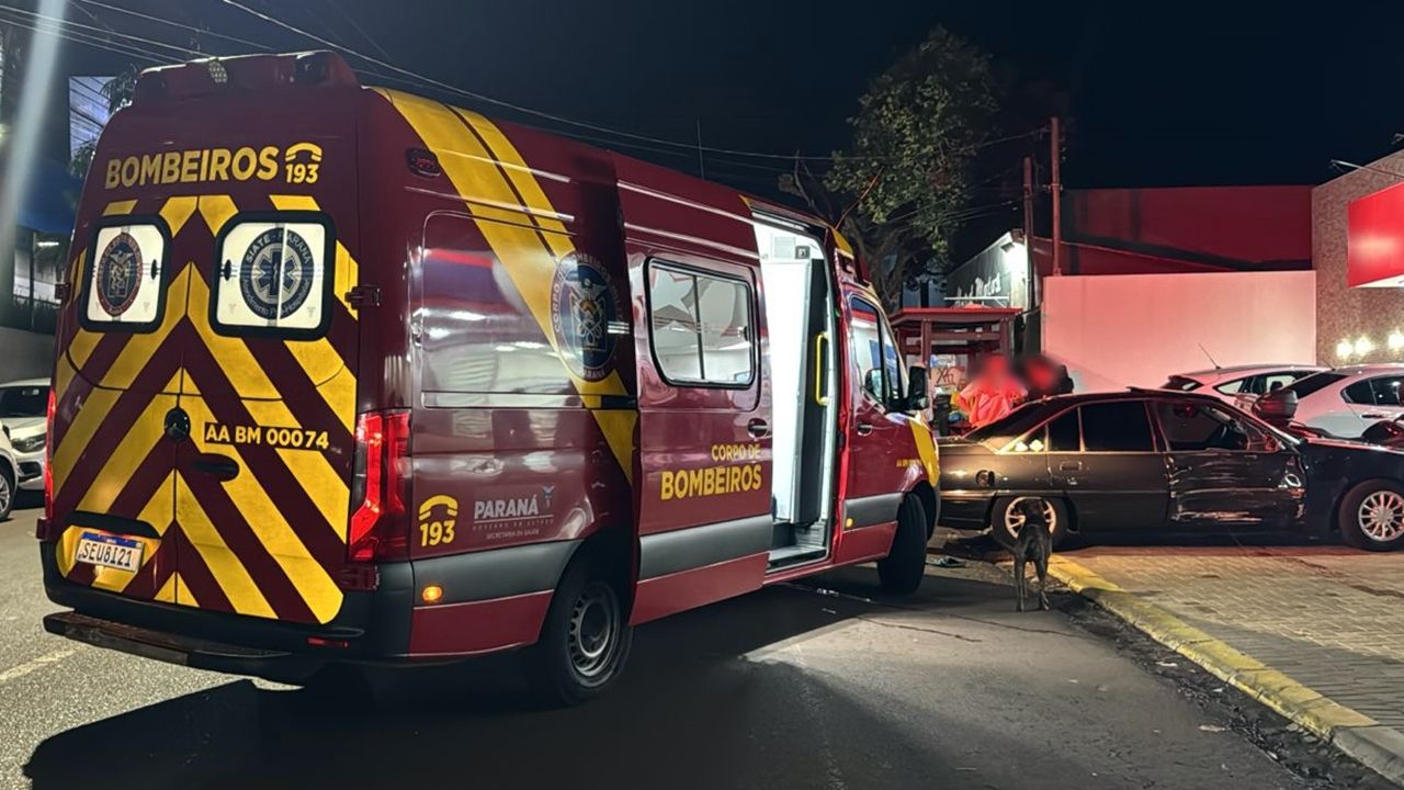 Jovem de 22 anos sofre fratura exposta na perna após forte colisão de trânsito no Bairro Periolo em Cascavel