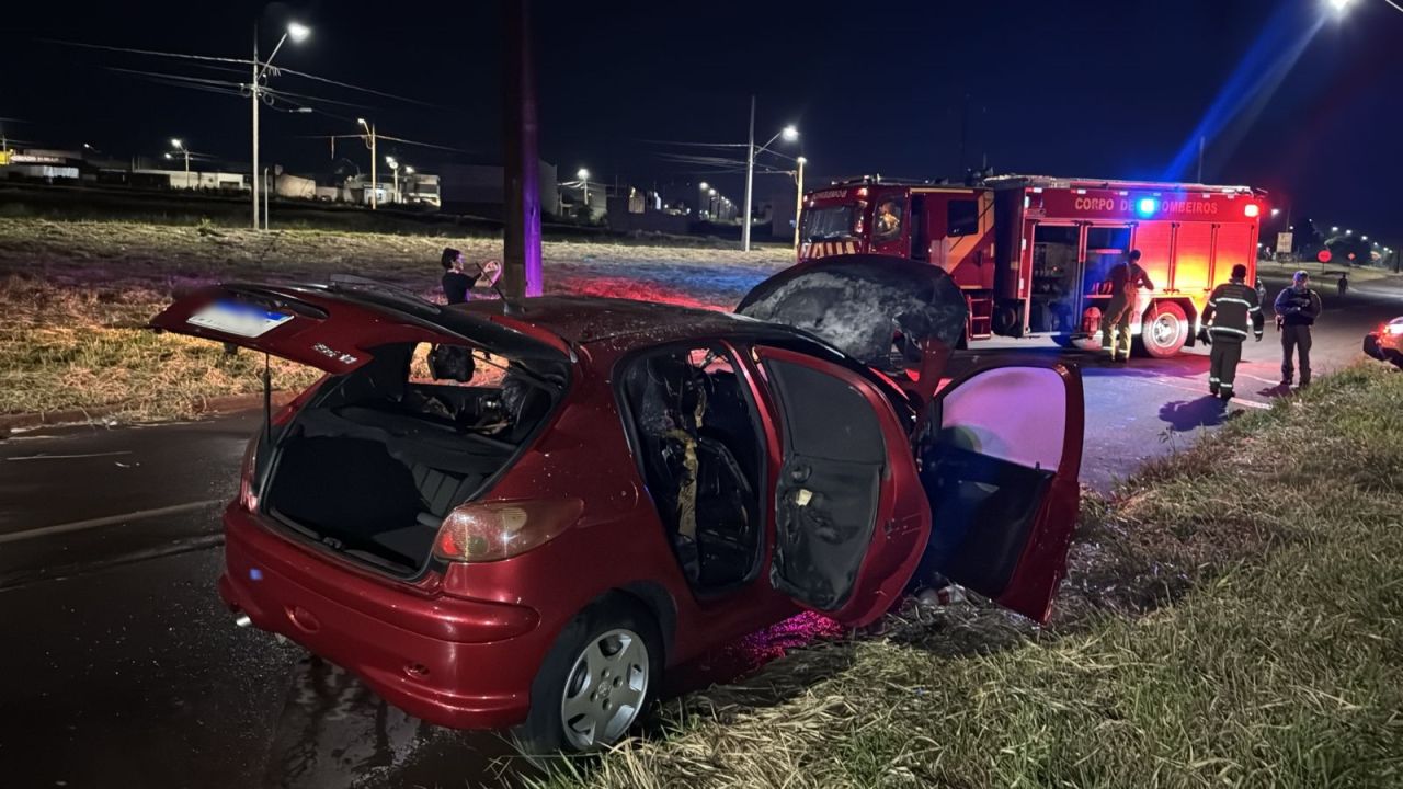 Peugeot 206 pega fogo após pane e é destruído no bairro Riviera, em Cascavel