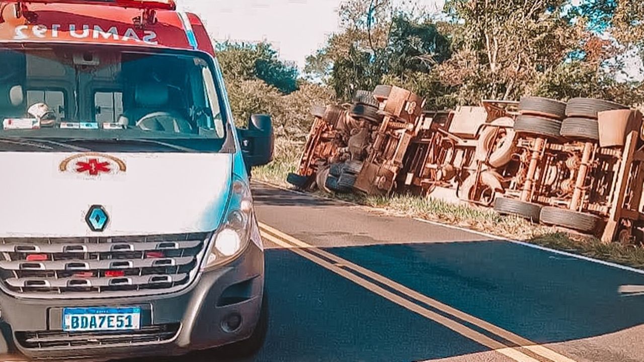 Carreta tomba na PR-180 entre Boa Vista da Aparecida e Juvinópolis e deixa motorista ferido