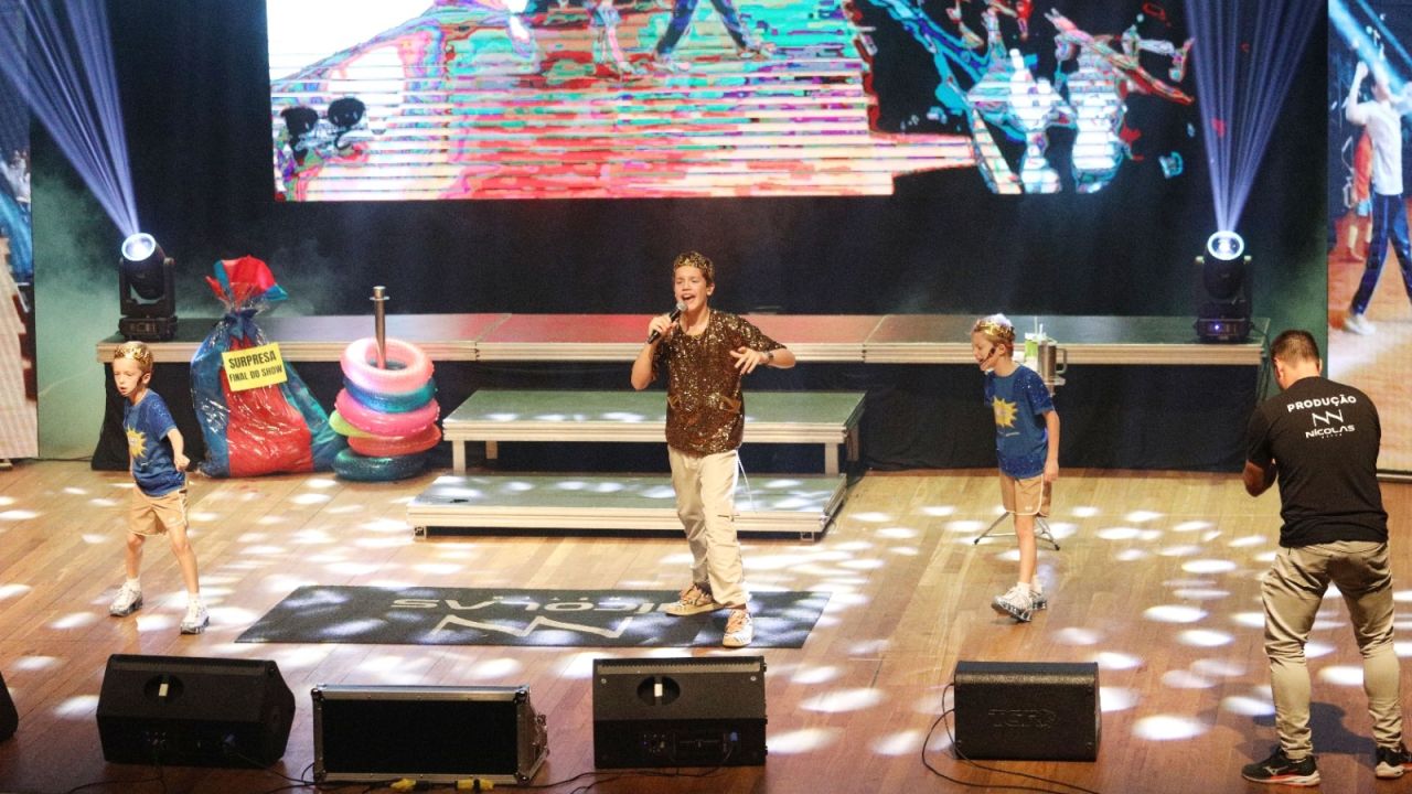 Cantor Nícolas Netto faz show gratuito para crianças da Rede Municipal de Cascavel
