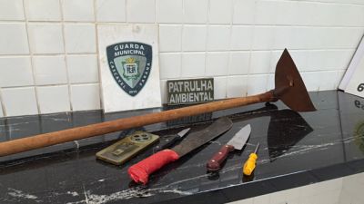 Imagem referente a notícia: Após ser demitido, homem agride chefe e colega com enxada e acaba preso pela GM em Cascavel