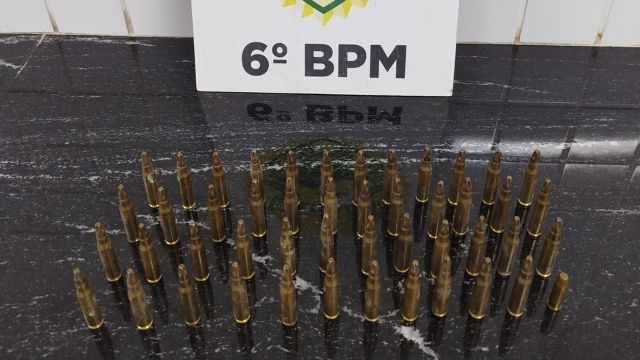 Imagem referente a notícia: Disparo acidental com arma de fogo deixa mulher ferida e leva à apreensão de munições em Cascavel