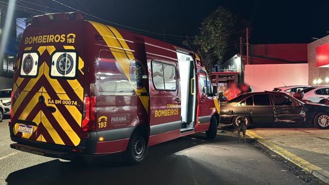 Imagem referente a notícia: Jovem de 22 anos sofre fratura exposta na perna após forte colisão de trânsito no Bairro Periolo em Cascavel