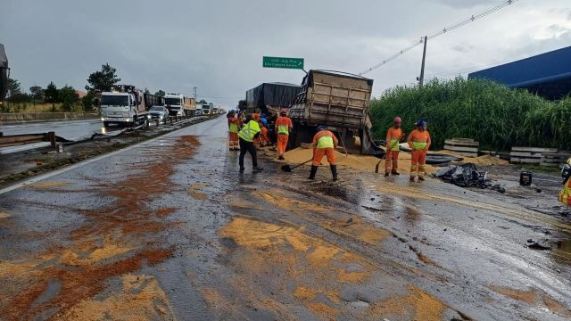 Imagem referente a notícia: Colisão frontal entre carretas deixa dois feridos graves na BR-376 em Ponta Grossa