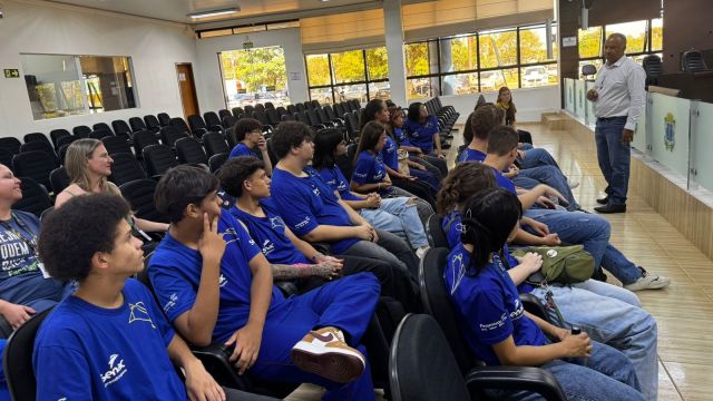 Imagem referente a notícia: Escolas e colégios podem agendar visitas guiadas à Câmara Municipal de Cascavel; veja como