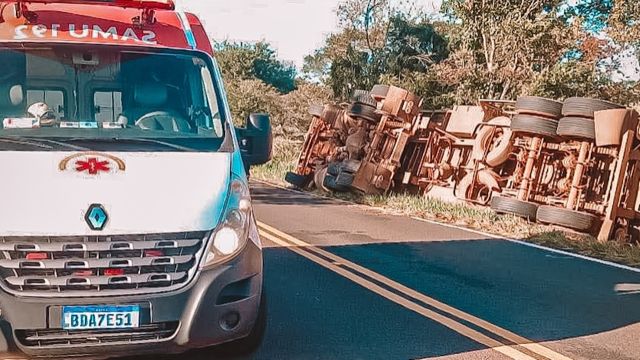 Imagem referente a notícia: Carreta tomba na PR-180 entre Boa Vista da Aparecida e Juvinópolis e deixa motorista ferido