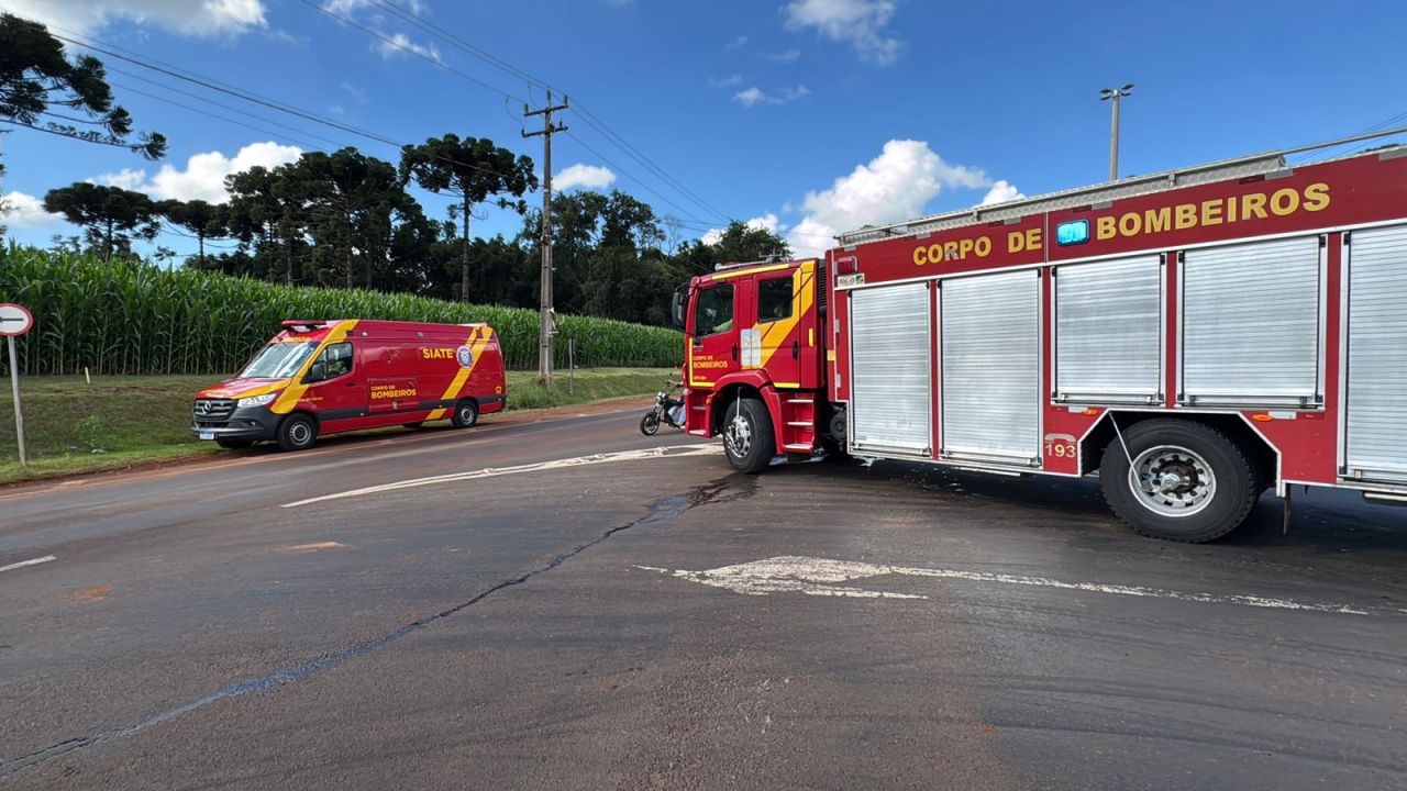 Motociclista fica ferido após colisão com caminhão durante manobra no bairro Interlagos em Cascavel