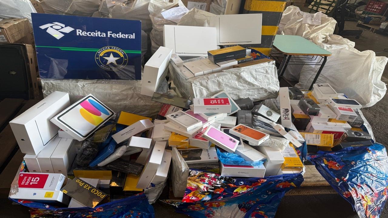 Receita Federal apreende carga milionária com eletrônicos escondidos em caminhão na BR-277