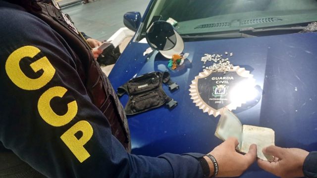 Imagem referente a notícia: Dupla é flagrada com mais de 100 pedras de crack em rodoviária de Cascavel