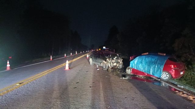 Imagem referente a notícia: Colisão frontal na BR-116 em Mandirituba deixa dois mortos e um ferido grave