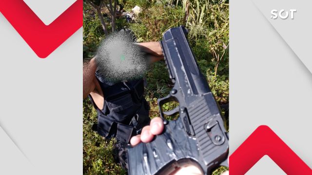 Imagem referente a notícia: Homem com mandado em aberto é detido com simulacro de arma e colete balístico em Cascavel