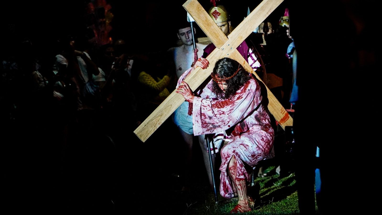 Imagem referente a notícia: Encenações da Paixão de Cristo reúnem milhares e marcam Semana Santa em Cascavel