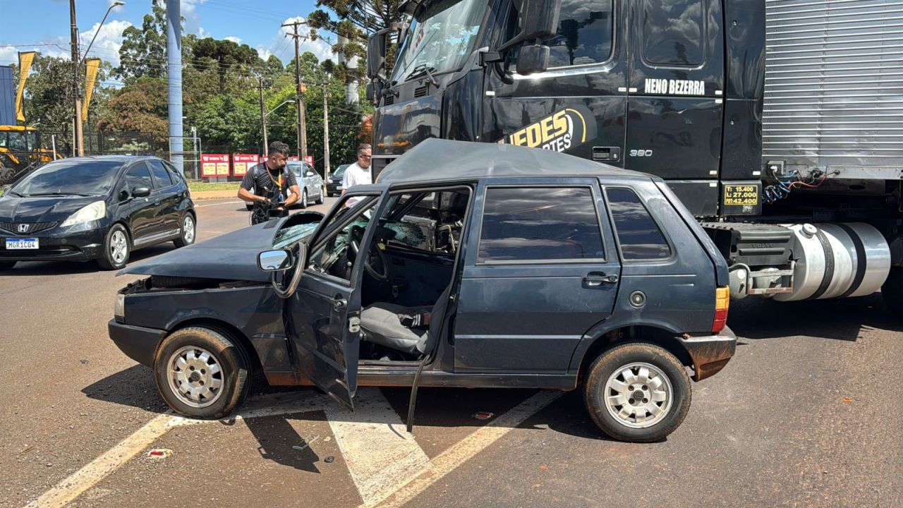 Homem furta Fiat Uno, foge pela contramão e provoca grave acidente com carreta na BR-277 em Cascavel