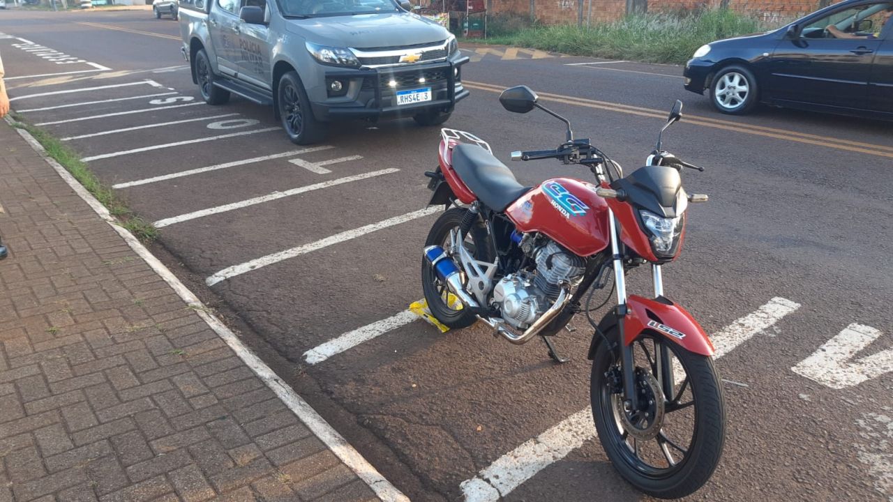 Motociclista sem CNH é flagrado com veículo irregular e tem moto apreendida no Bairro Floresta