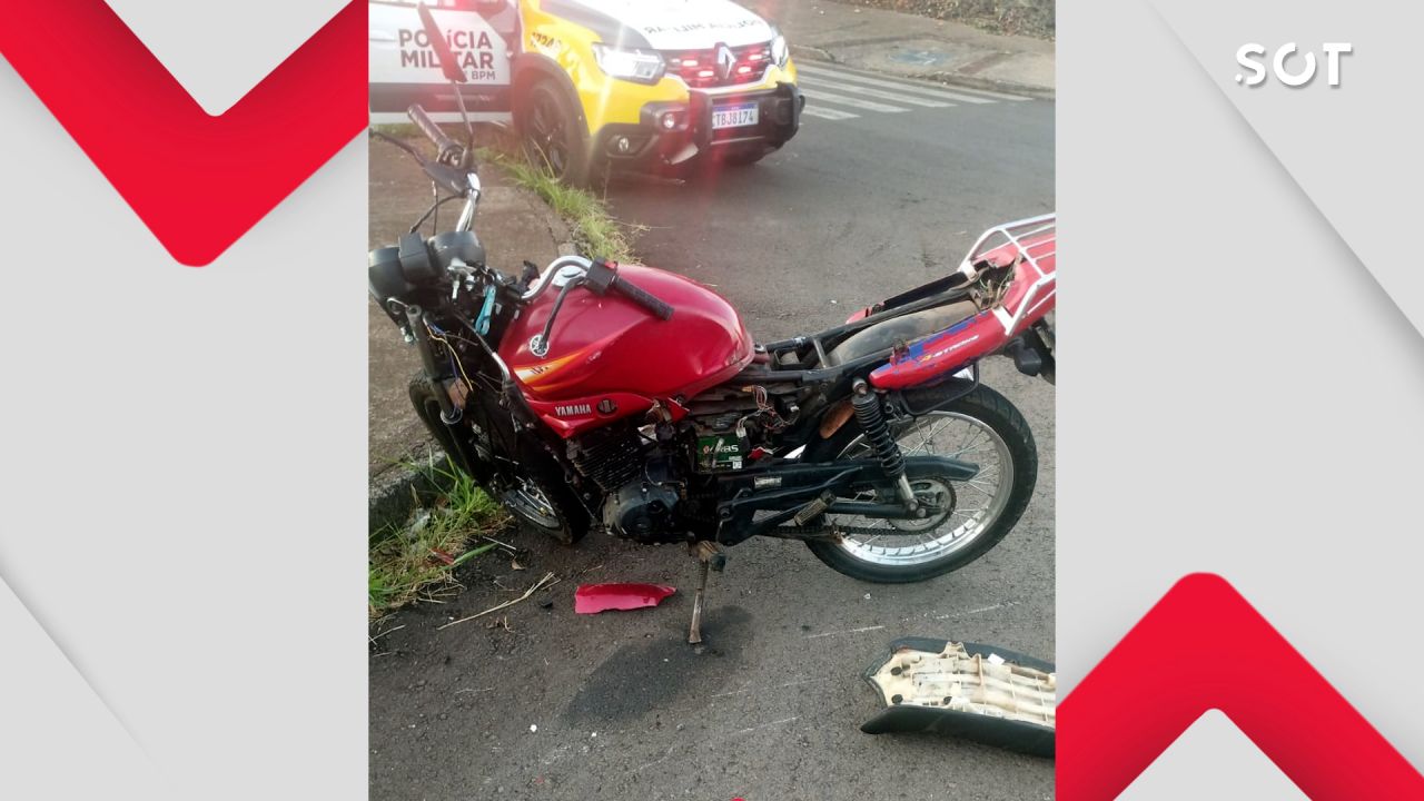 Motociclista fica ferido após avançar preferencial e bater contra carro elétrico em Cascavel