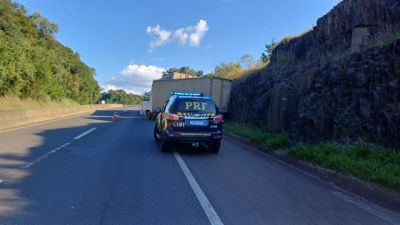 Imagem referente a notícia: Caminhão perde freio, atropela motorista e causa acidente na BR-376 em Imbaú