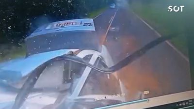 Imagem referente a notícia: Grave acidente na PR-493 deixa um morto após ultrapassagem irregular no sudoeste do Paraná