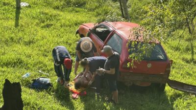 Imagem referente a notícia: Motorista perde controle de carro e cai em ribanceira na PR-180 em Boa Vista da Aparecida