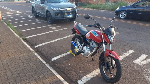 Motociclista sem CNH é flagrado com veículo irregular e tem moto apreendida no Bairro Floresta