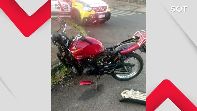 Imagem referente a notícia: Motociclista fica ferido após avançar preferencial e bater contra carro elétrico em Cascavel