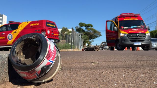 Motociclista fica gravemente ferido após colisão entre carro e moto no Bairro Neva em Cascavel