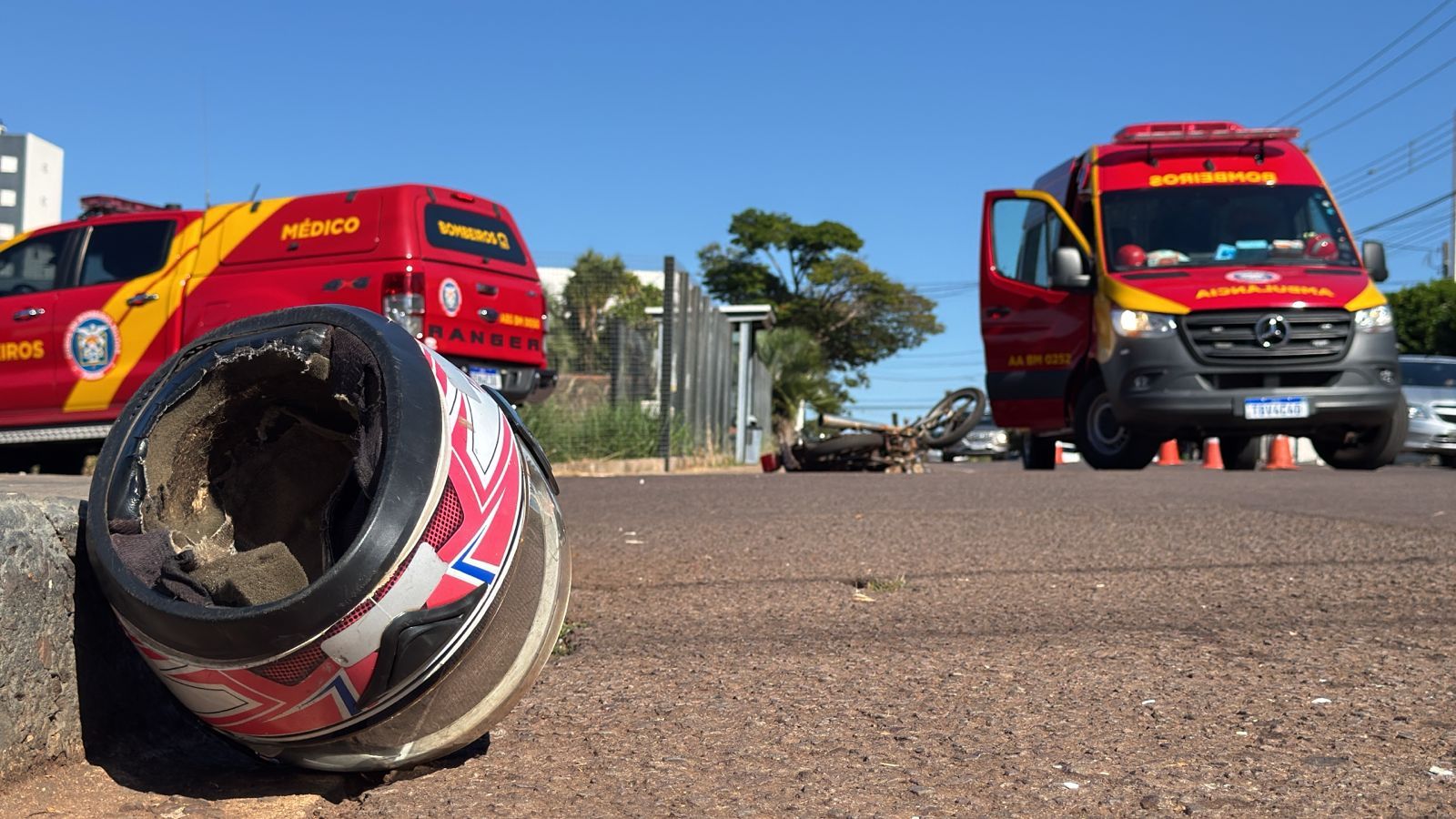 Imagem referente a notícia: Motociclista fica gravemente ferido após colisão entre carro e moto no Bairro Neva em Cascavel