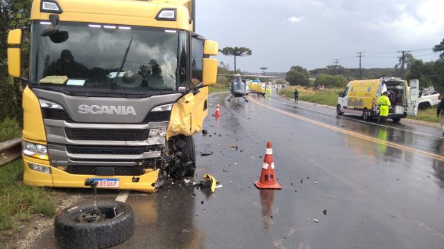 Imagem referente a notícia: Colisão frontal entre caminhonete e caminhão deixa cinco feridos na BR-476, na Lapa