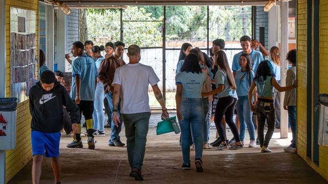 Imagem referente a notícia: Após dois anos de Pé-de-Meia, abandono escolar no PR cai 67%