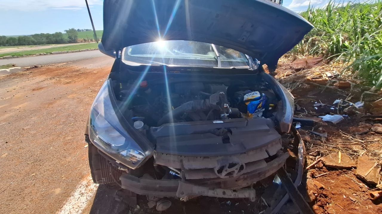 Grávida de oito meses fica ferida em colisão entre carros na PR-497, em Itaipulândia