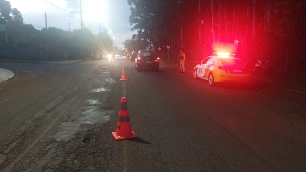 Operação de trânsito flagra irregularidades e resulta em motos apreendidas no bairro Periolo em Cascavel