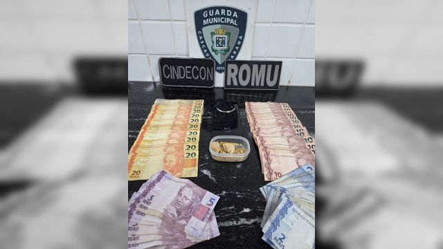 Imagem referente a notícia: Operação Blindagem: ROMU prende mulher por tráfico e cumpre mandado em área de invasão em Cascavel