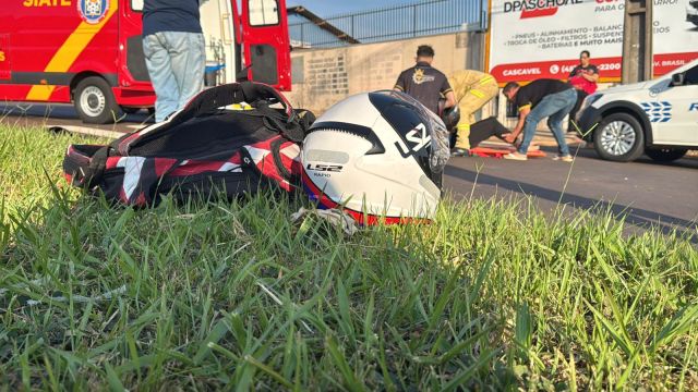 Colisão entre motos deixa jovem ferida e interdita Avenida Rocha Pombo, em Cascavel