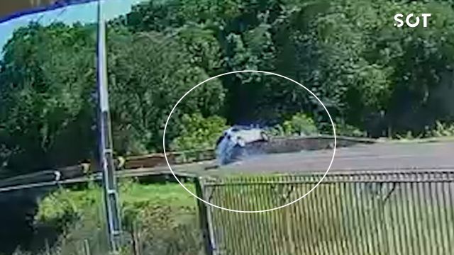Jovem perde controle da direção e capota carro na PR-180 em Cascavel; acidente foi registrado por câmera