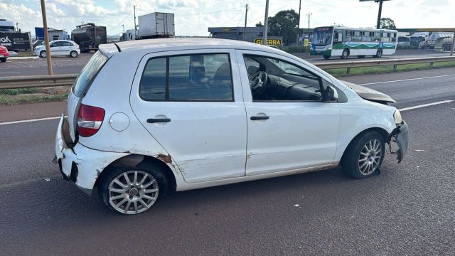 Imagem referente a notícia: Batida entre carreta e carro deixa trânsito lento no Trevo Cataratas, em Cascavel