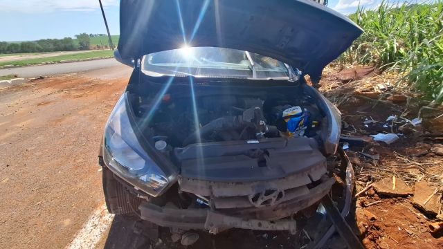 Imagem referente a notícia: Grávida de oito meses fica ferida em colisão entre carros na PR-497, em Itaipulândia