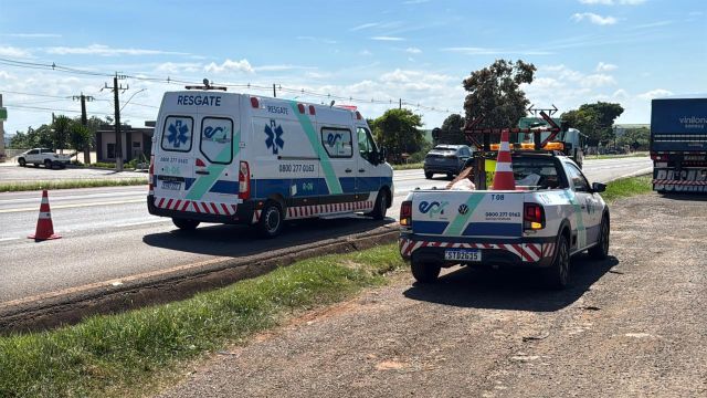 Imagem referente a notícia: Colisão entre ambulância do Samu e Jeep é registrada na BR-277 no oeste do Paraná