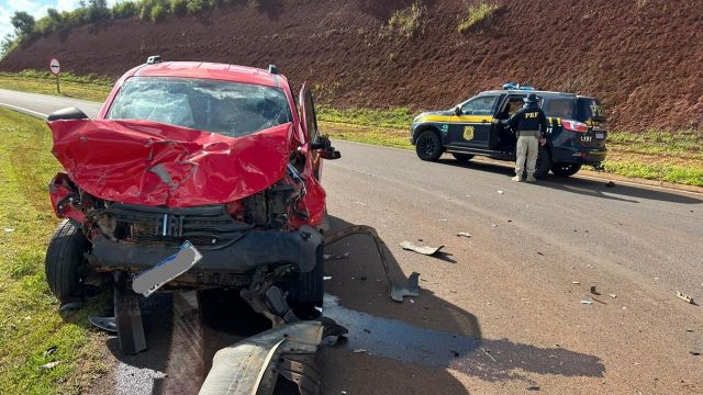 Imagem referente a notícia: Idosa morre após colisão entre picapes na BR-376 em Marilândia do Sul