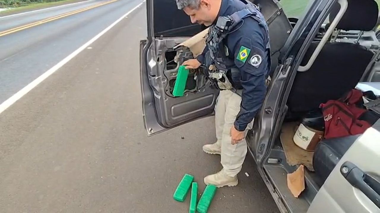 PRF apreende 103 kg de maconha escondidos em van paraguaia em Vitorino